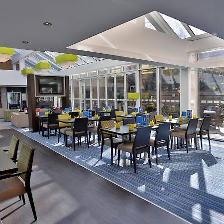 Holiday Inn Express Windsor By Ihg Екстериор снимка