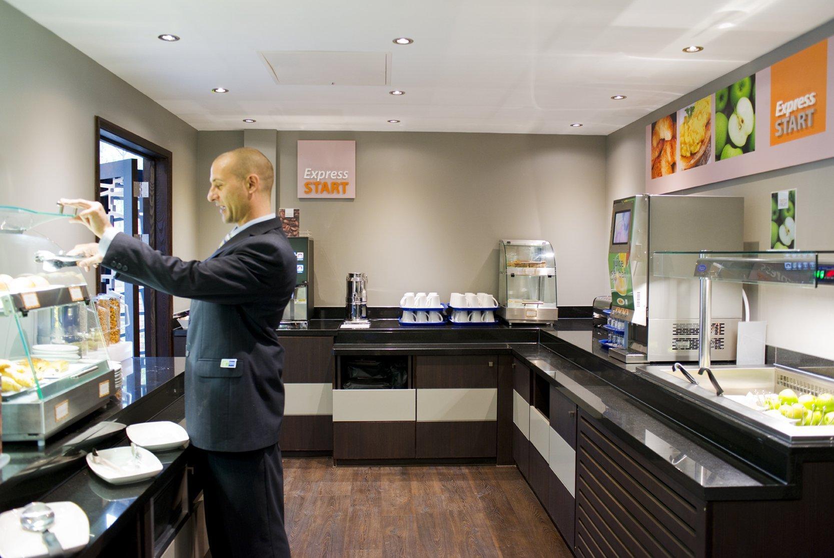 Holiday Inn Express Windsor By Ihg Екстериор снимка