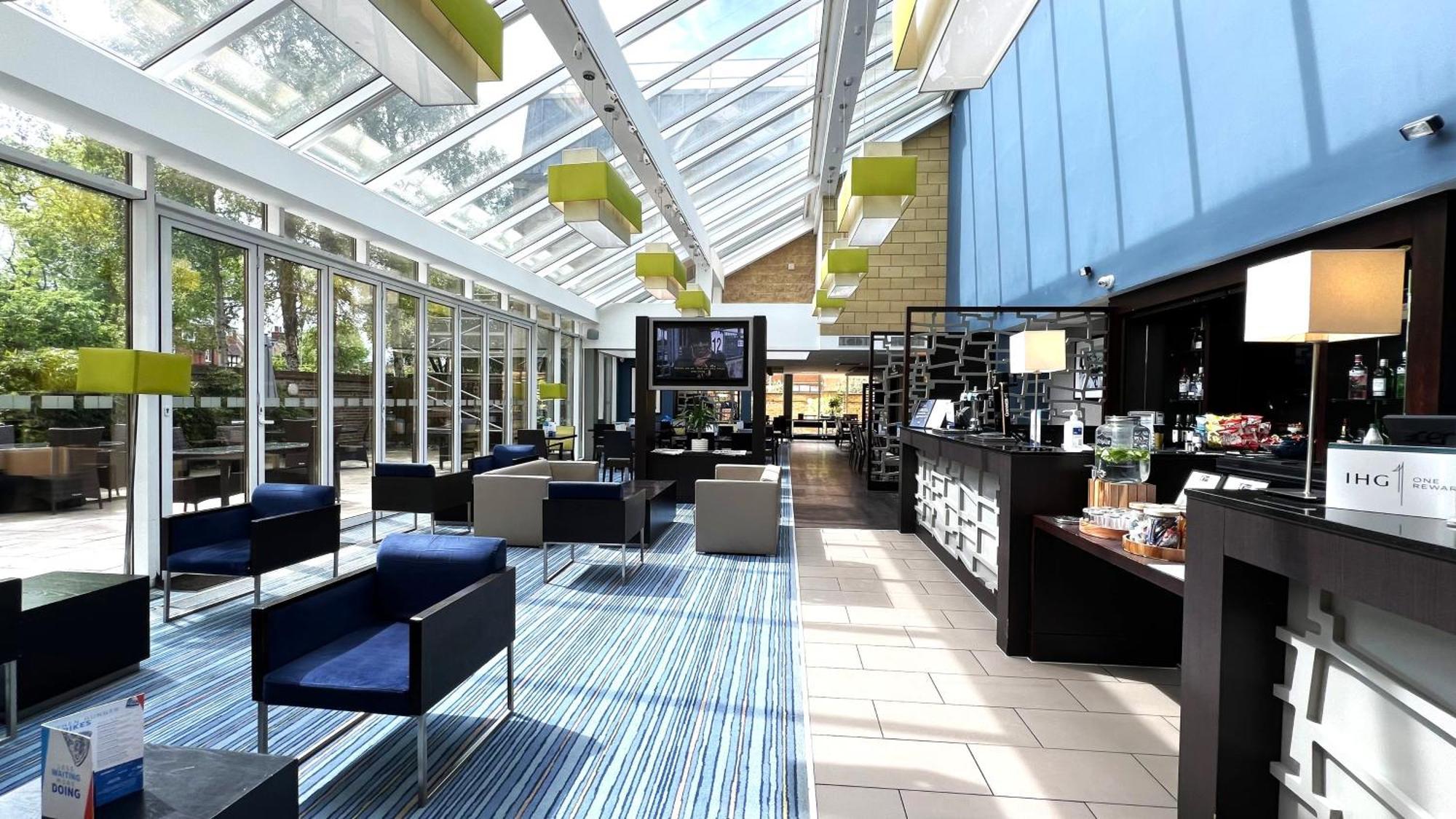 Holiday Inn Express Windsor By Ihg Екстериор снимка