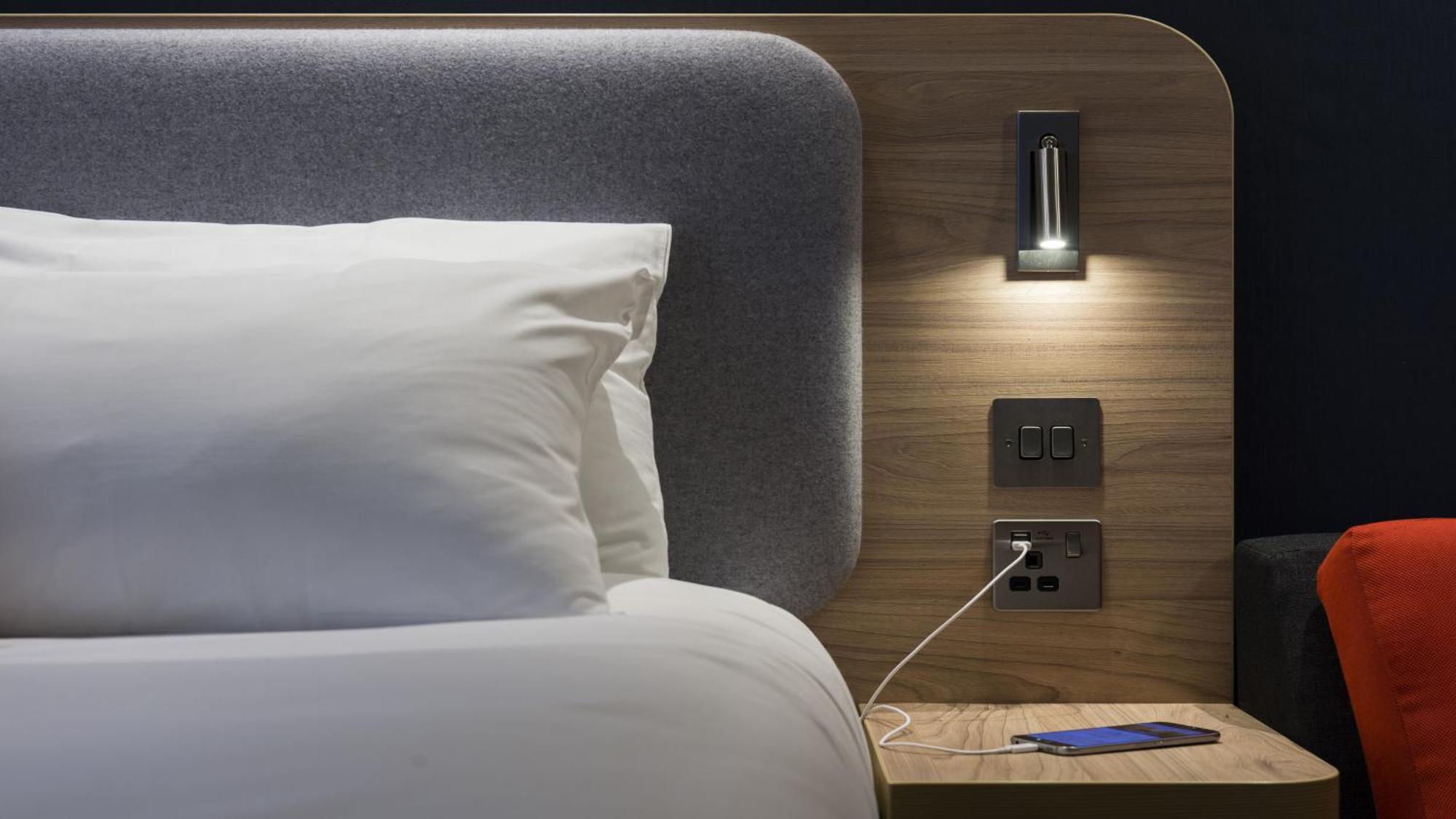 Holiday Inn Express Windsor By Ihg Екстериор снимка