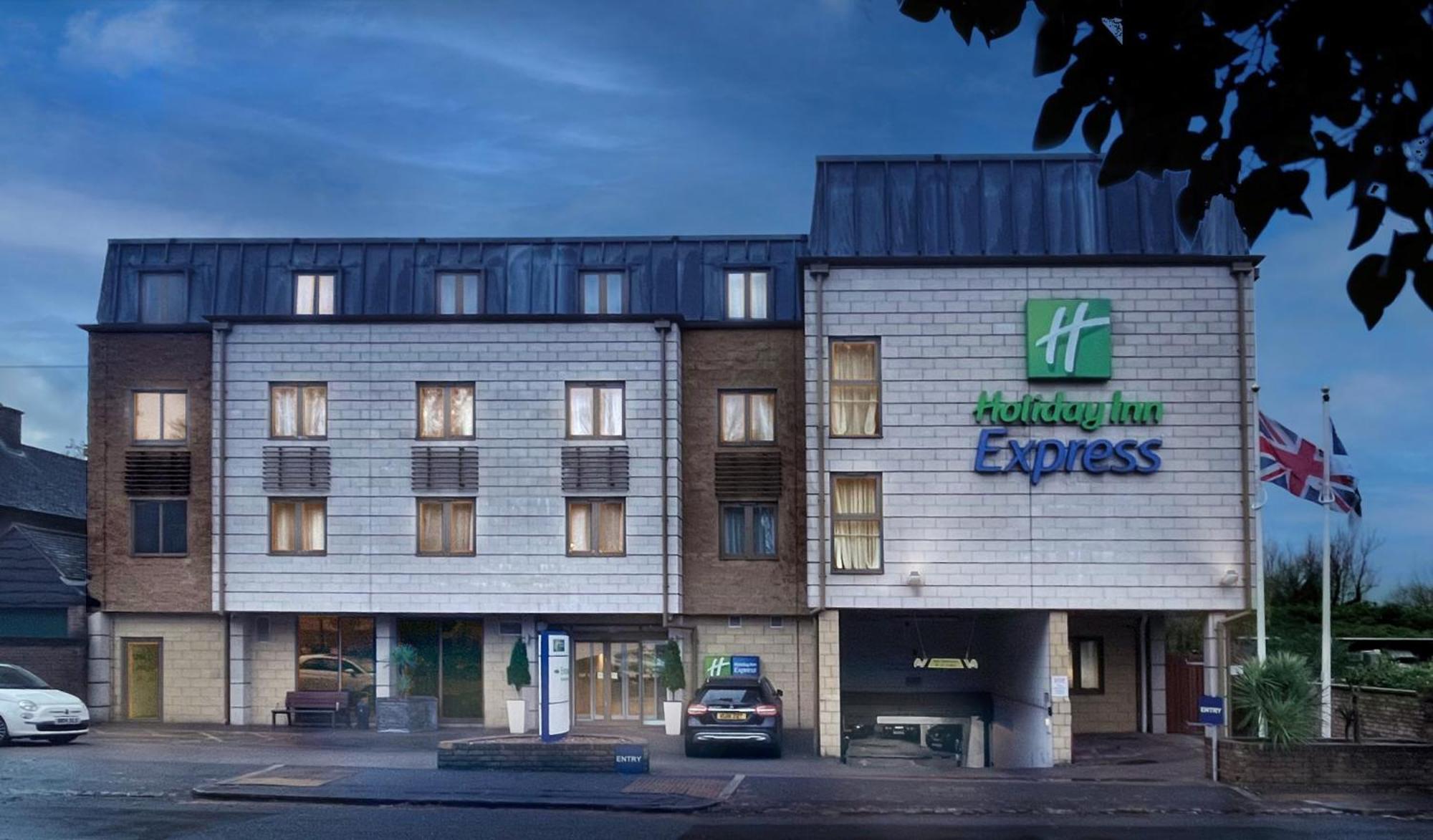 Holiday Inn Express Windsor By Ihg Екстериор снимка
