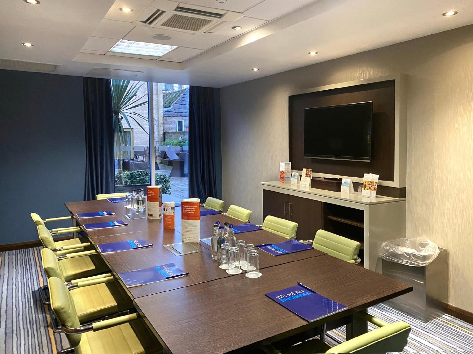 Holiday Inn Express Windsor By Ihg Екстериор снимка