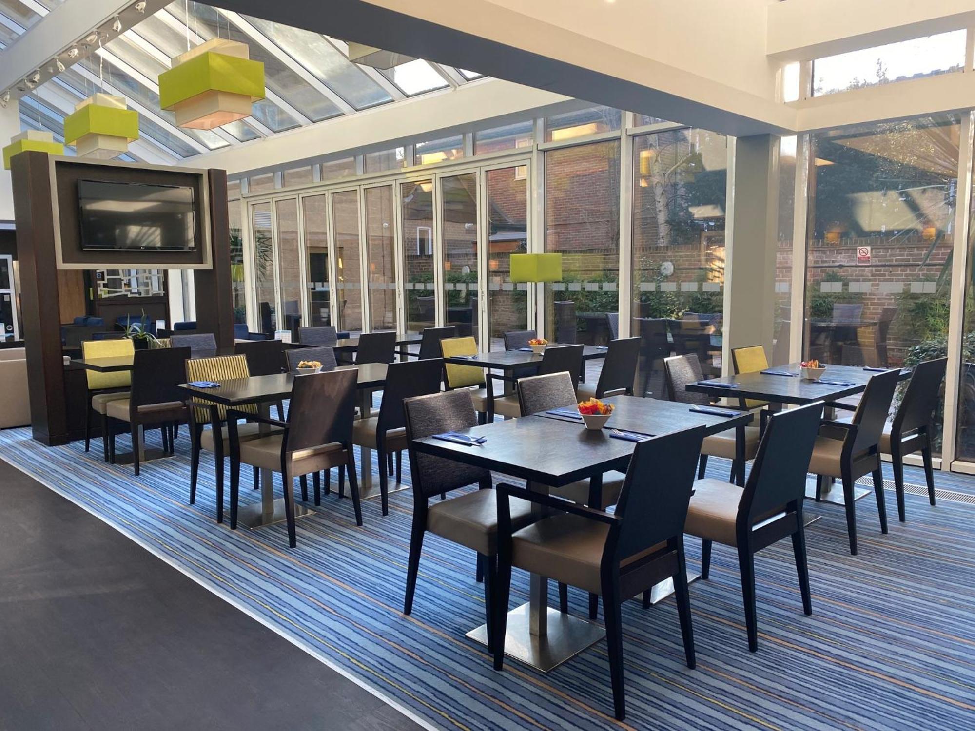 Holiday Inn Express Windsor By Ihg Екстериор снимка