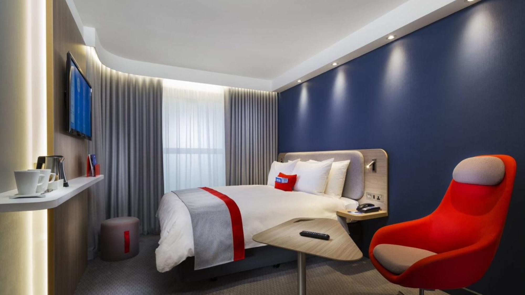 Holiday Inn Express Windsor By Ihg Екстериор снимка