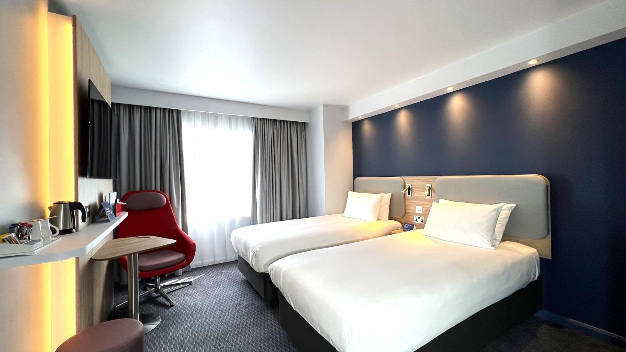 Holiday Inn Express Windsor By Ihg Екстериор снимка