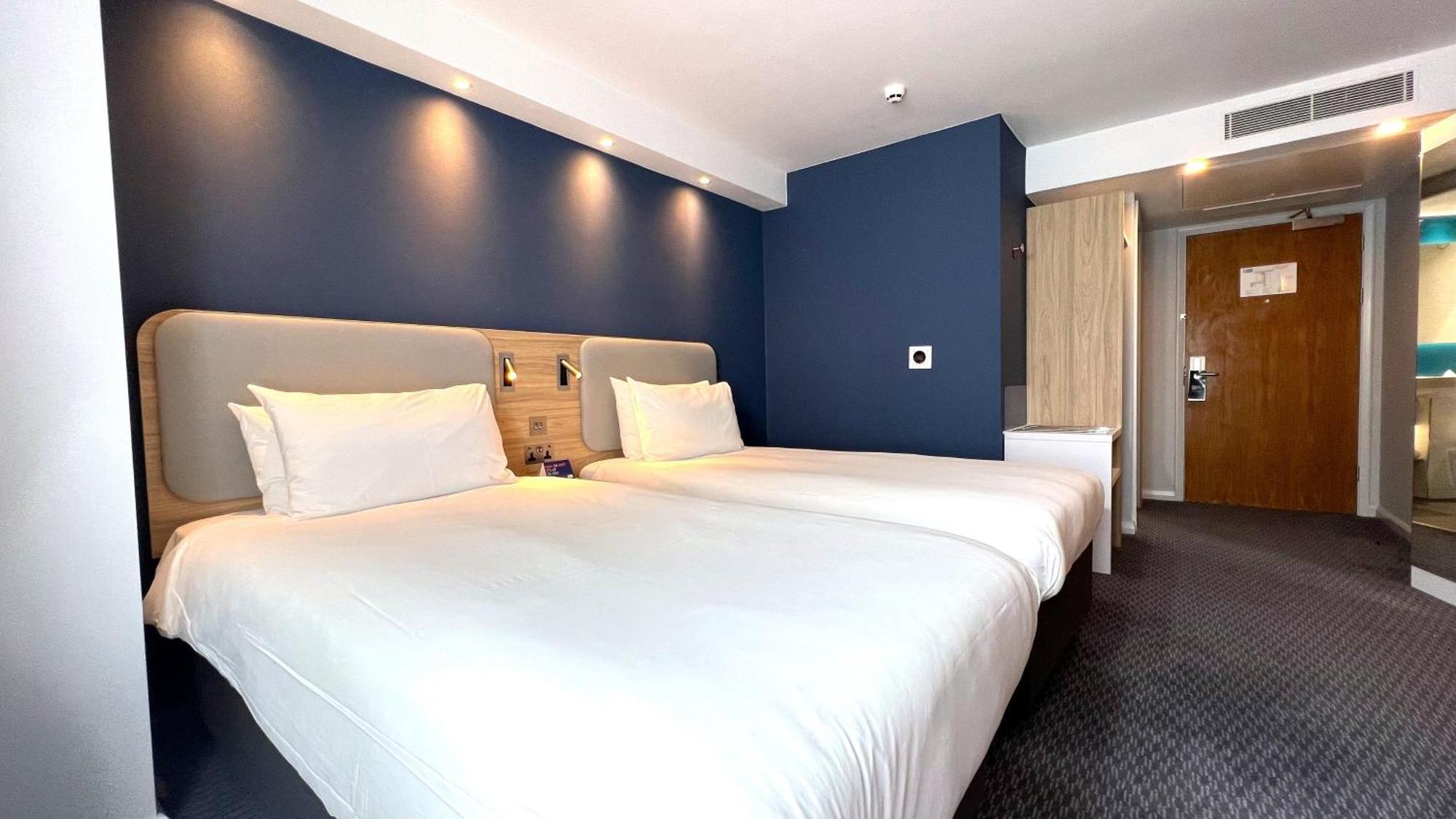 Holiday Inn Express Windsor By Ihg Екстериор снимка