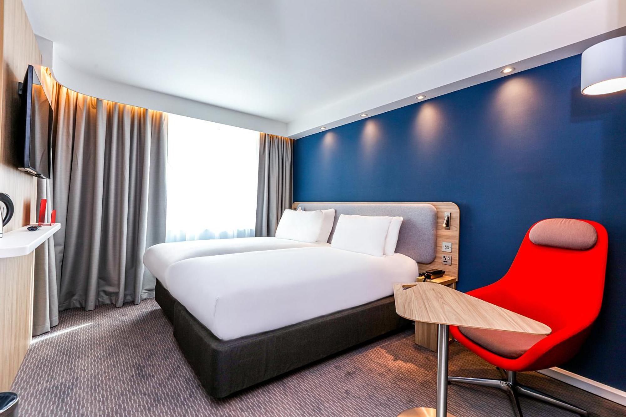 Holiday Inn Express Windsor By Ihg Екстериор снимка