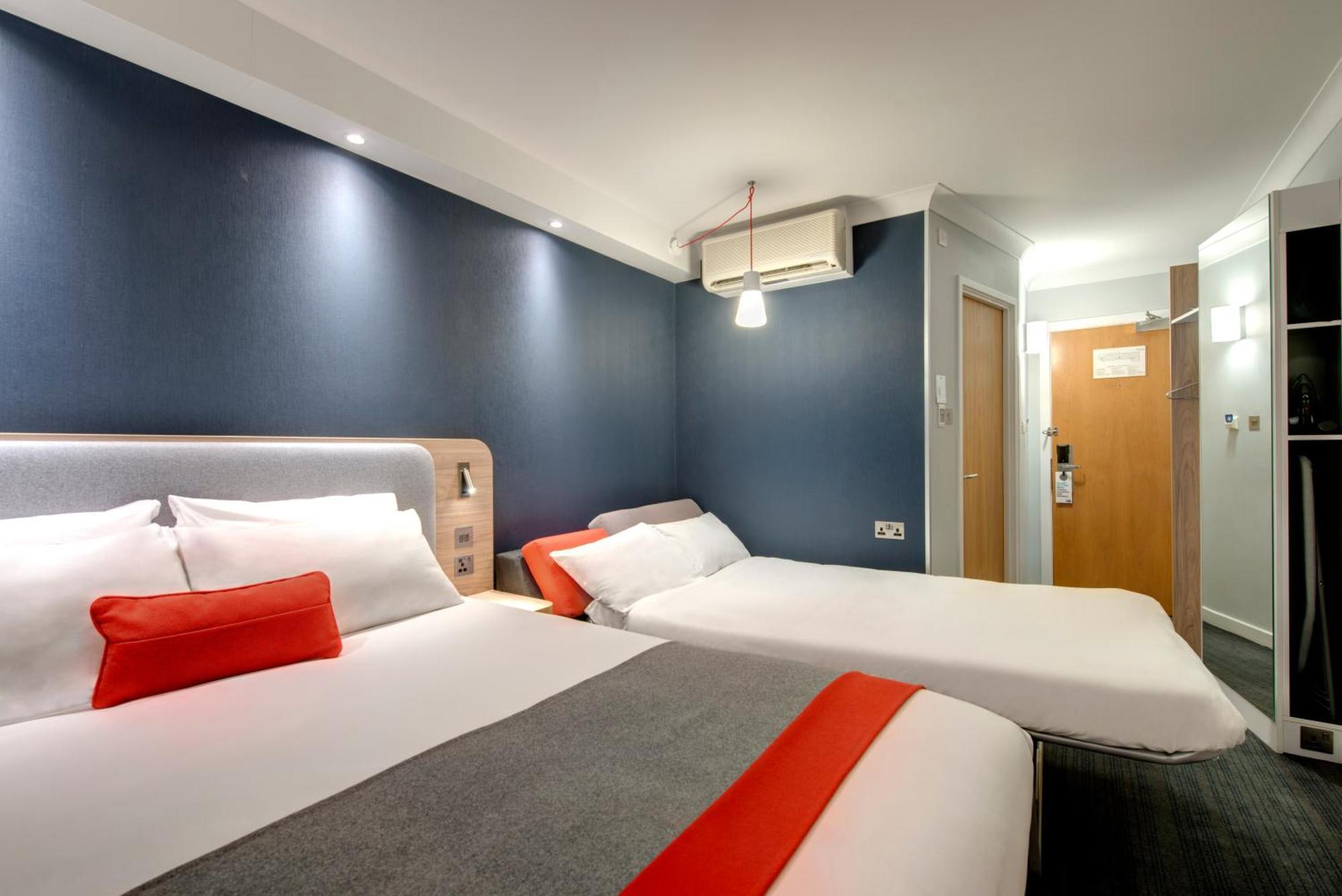 Holiday Inn Express Windsor By Ihg Екстериор снимка