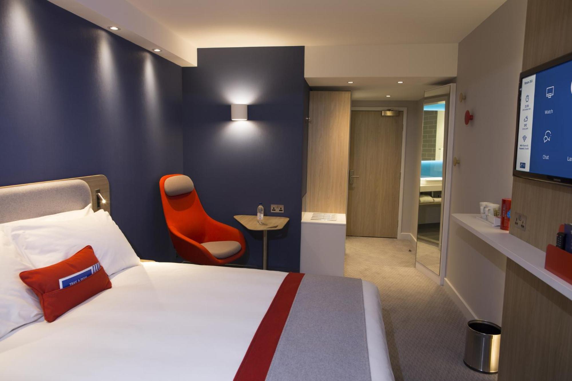 Holiday Inn Express Windsor By Ihg Стая снимка