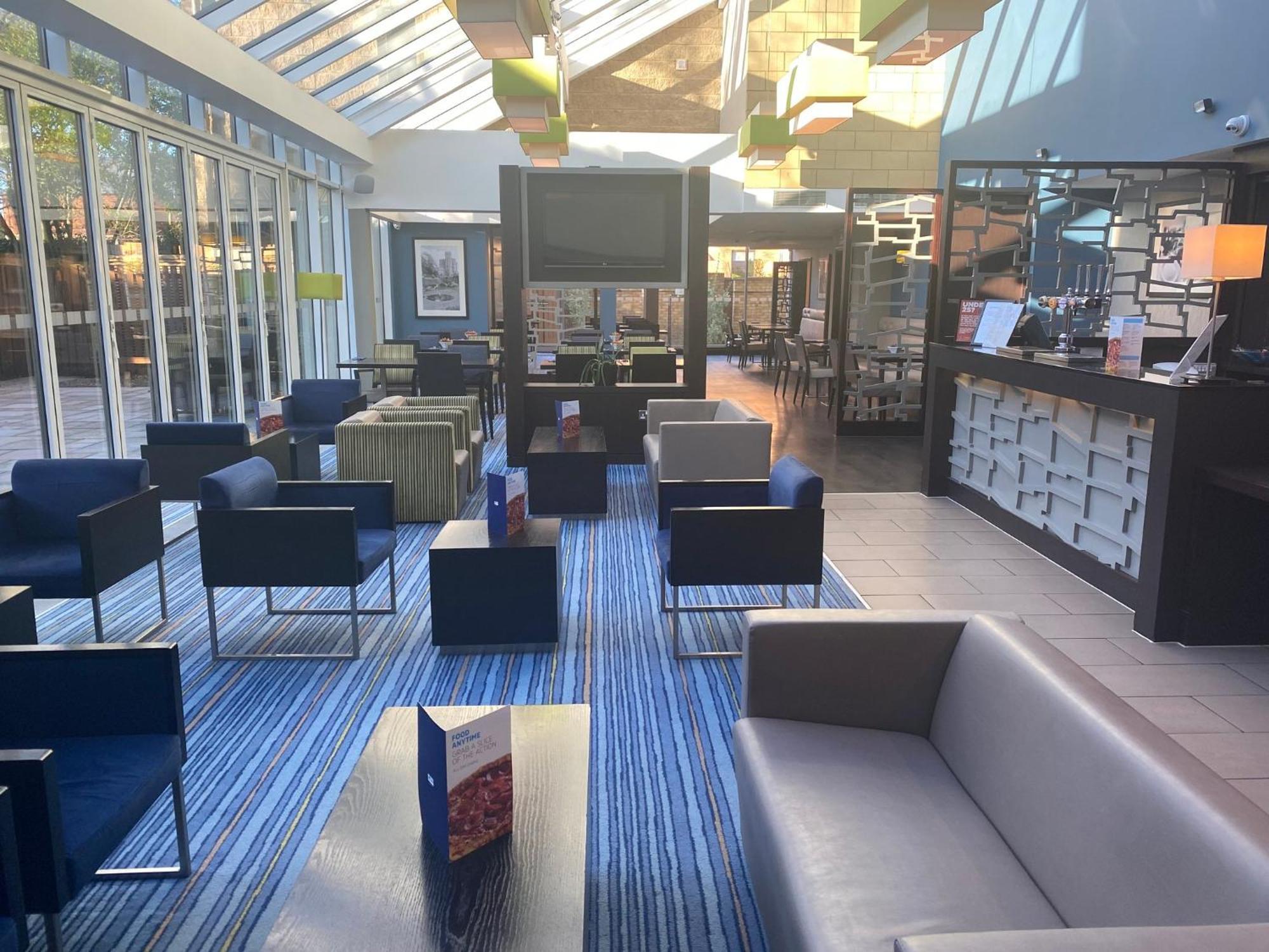Holiday Inn Express Windsor By Ihg Екстериор снимка