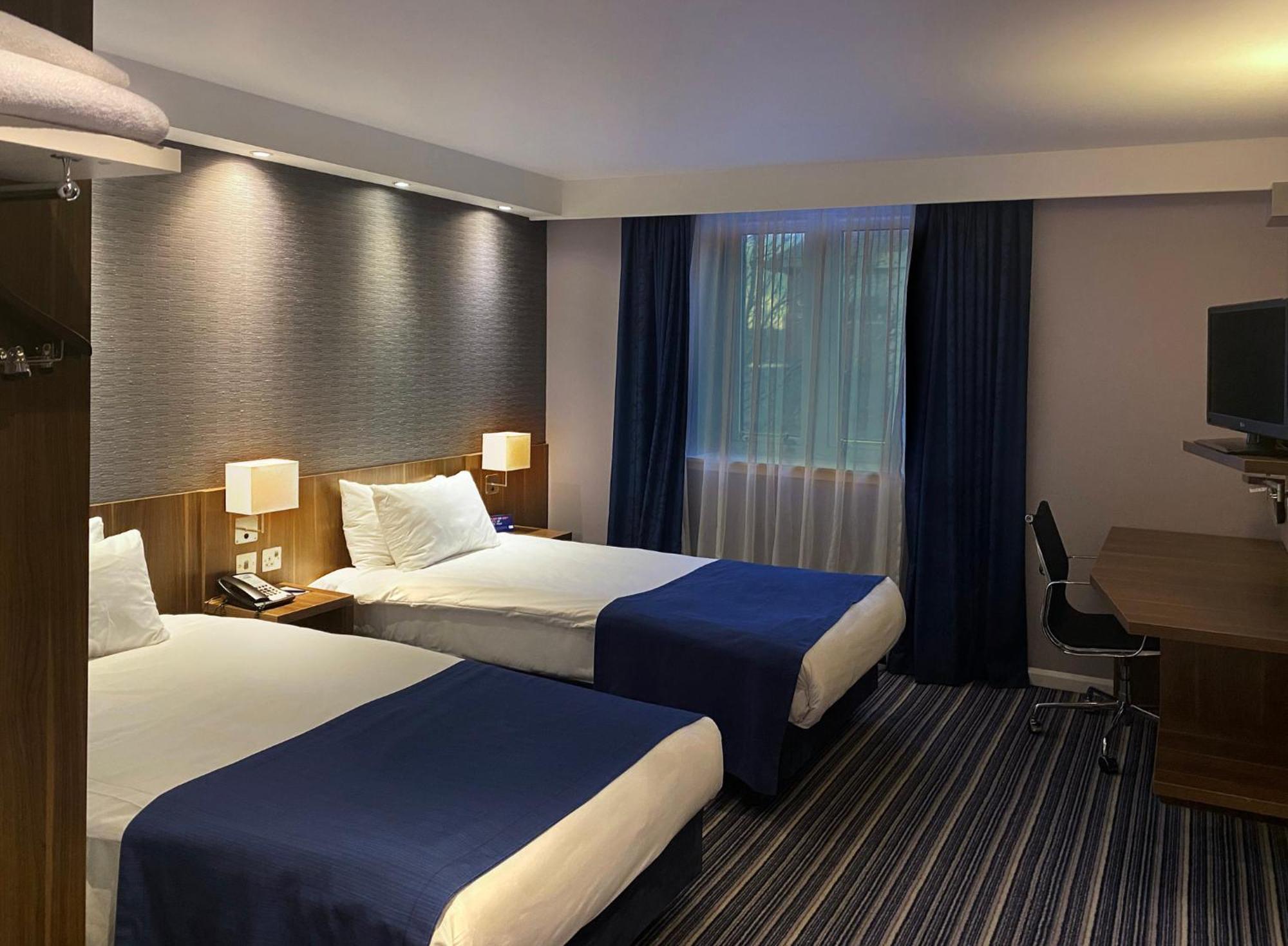 Holiday Inn Express Windsor By Ihg Екстериор снимка