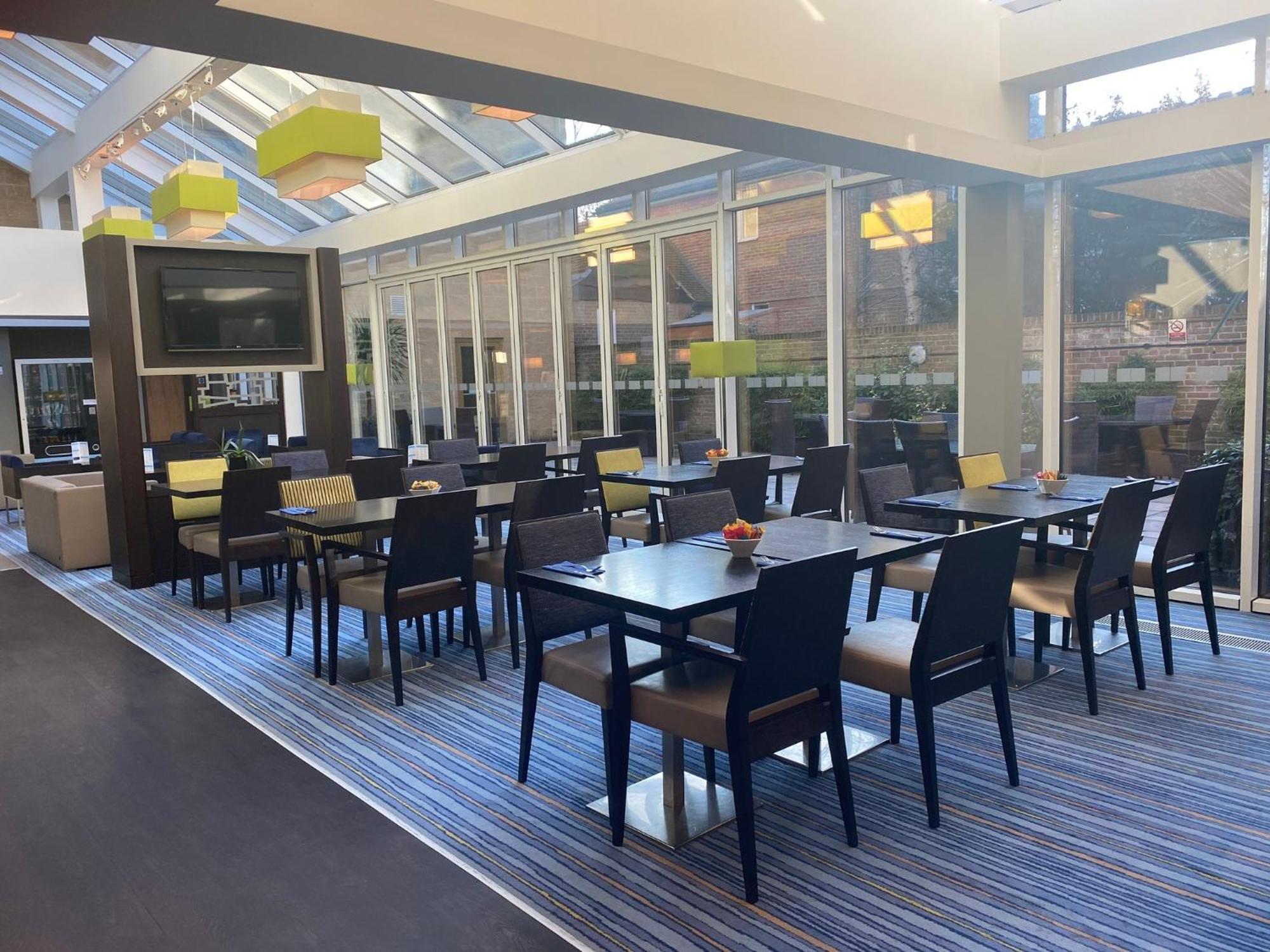 Holiday Inn Express Windsor By Ihg Екстериор снимка