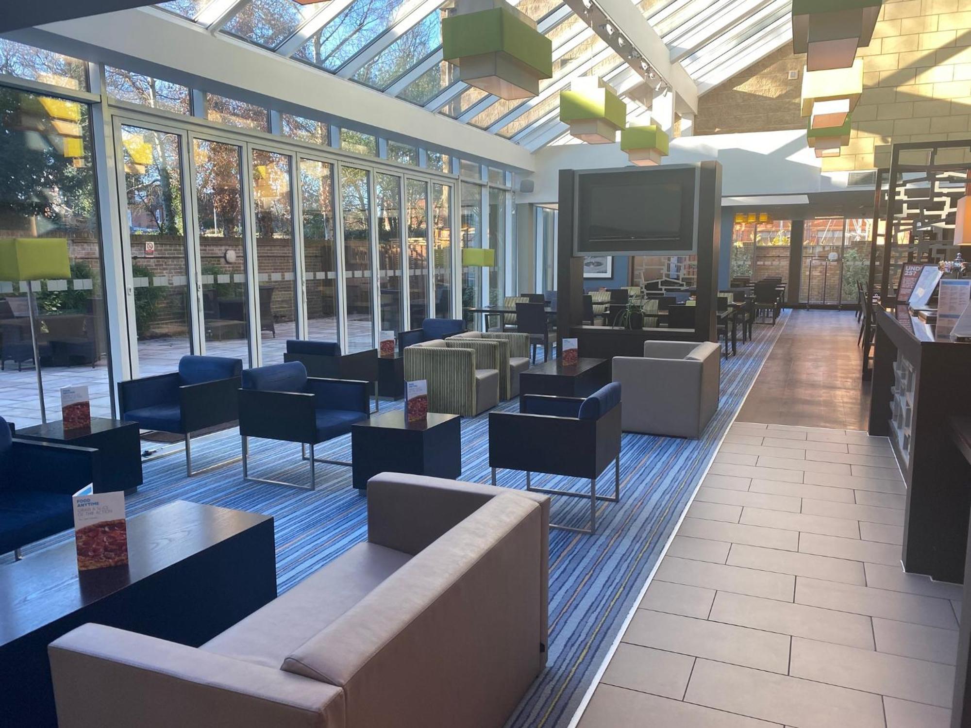Holiday Inn Express Windsor By Ihg Екстериор снимка