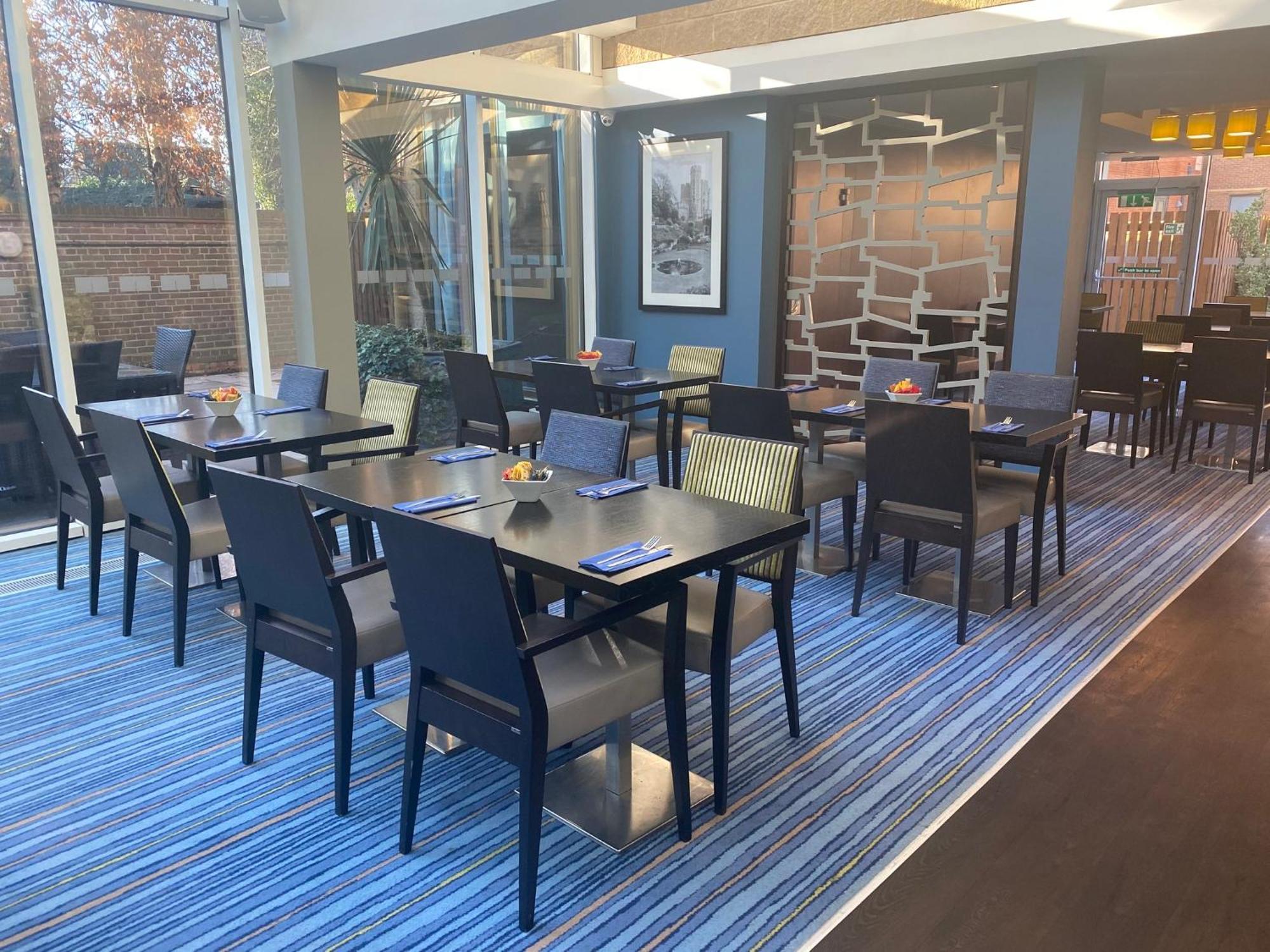 Holiday Inn Express Windsor By Ihg Екстериор снимка
