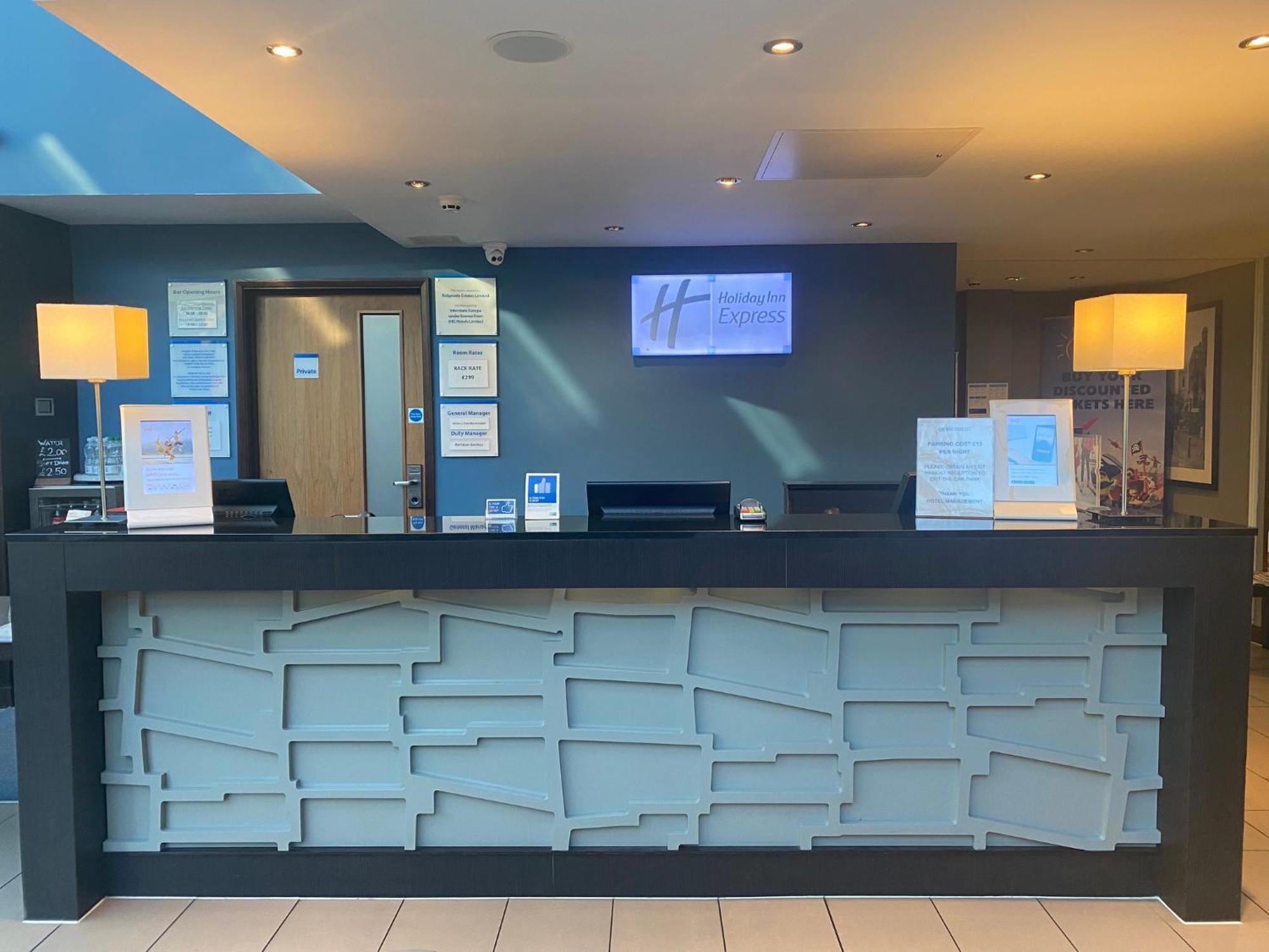 Holiday Inn Express Windsor By Ihg Екстериор снимка
