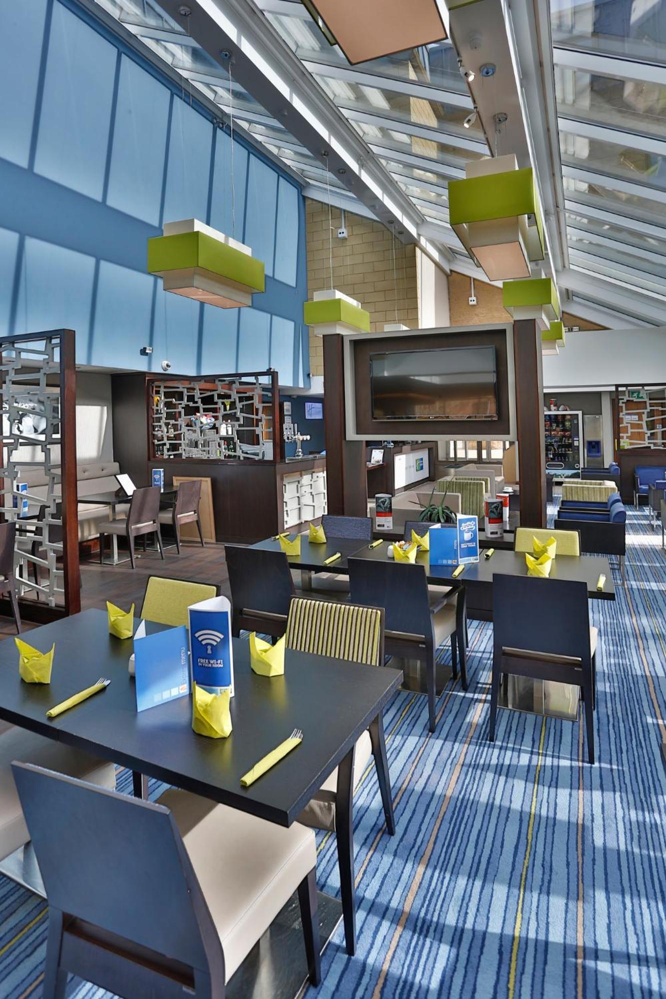Holiday Inn Express Windsor By Ihg Екстериор снимка