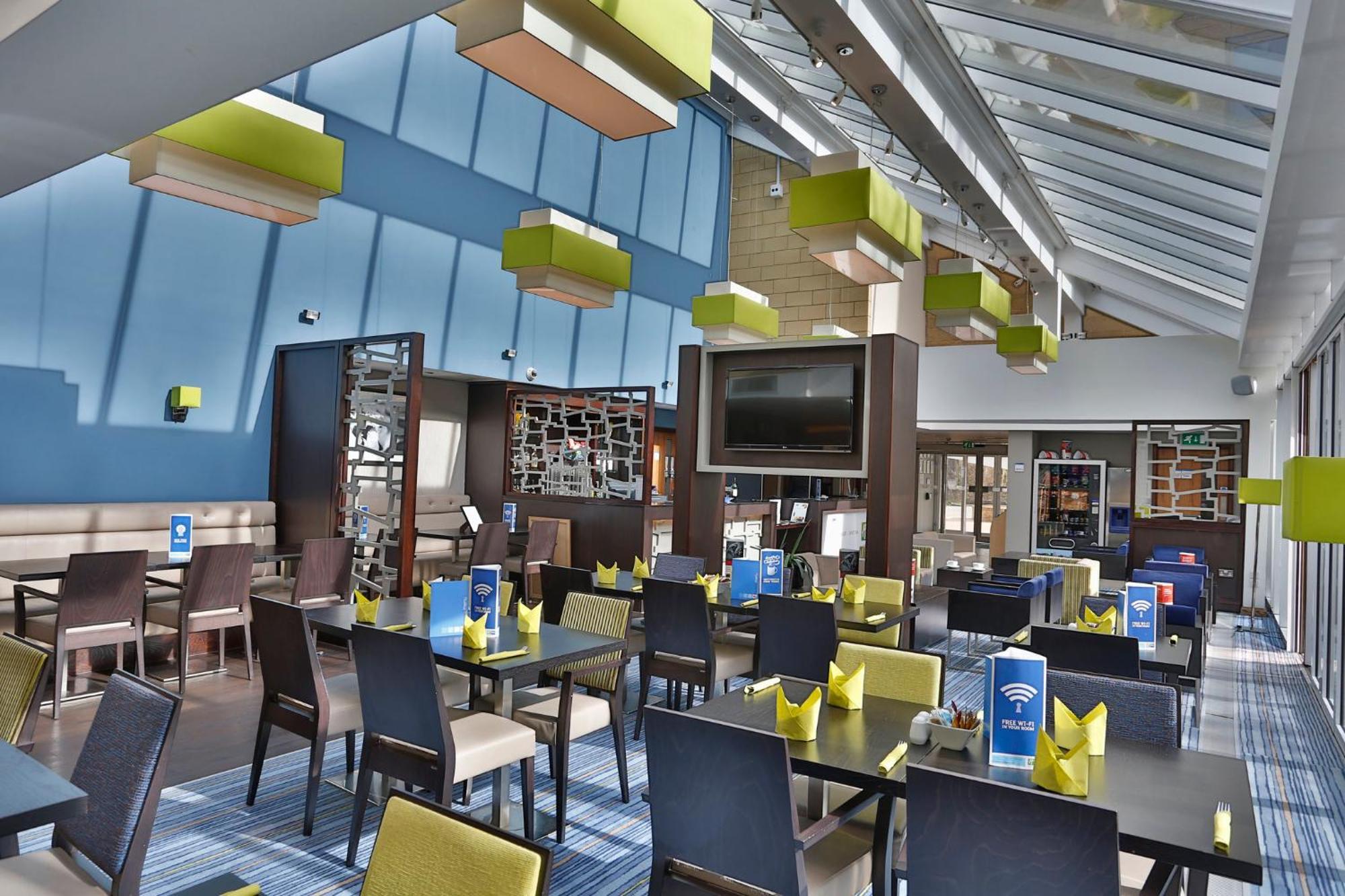 Holiday Inn Express Windsor By Ihg Екстериор снимка