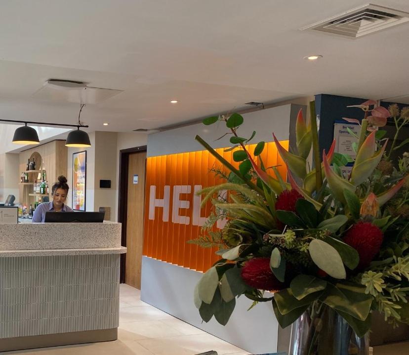 Holiday Inn Express Windsor By Ihg Екстериор снимка