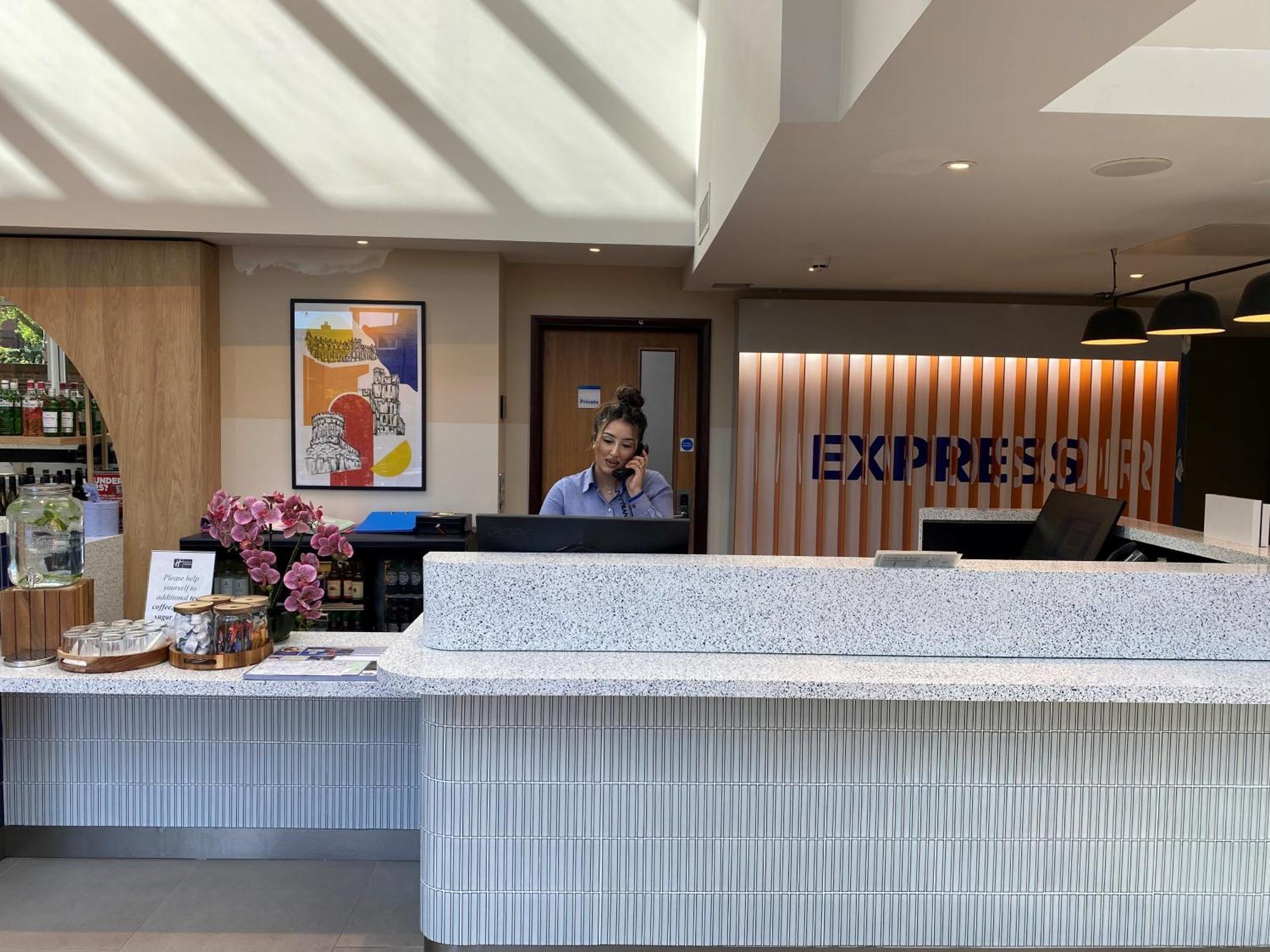 Holiday Inn Express Windsor By Ihg Екстериор снимка