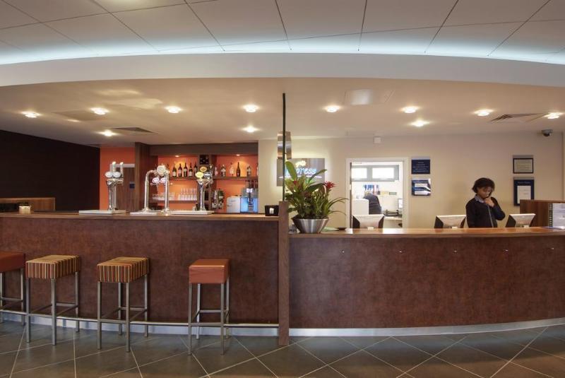 Holiday Inn Express Windsor By Ihg Екстериор снимка