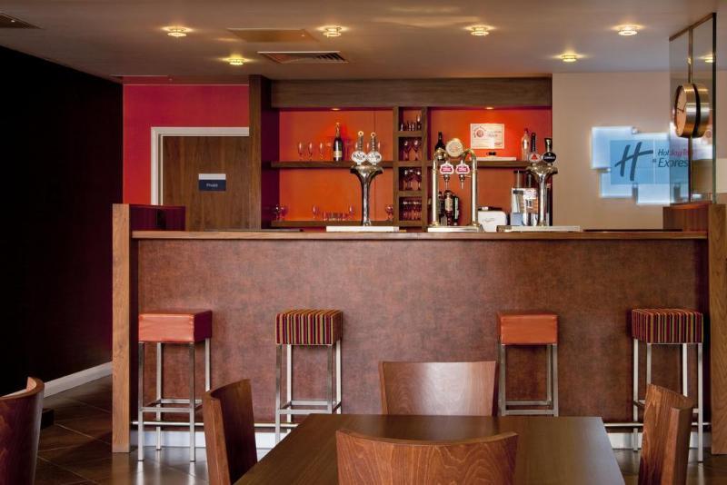 Holiday Inn Express Windsor By Ihg Екстериор снимка
