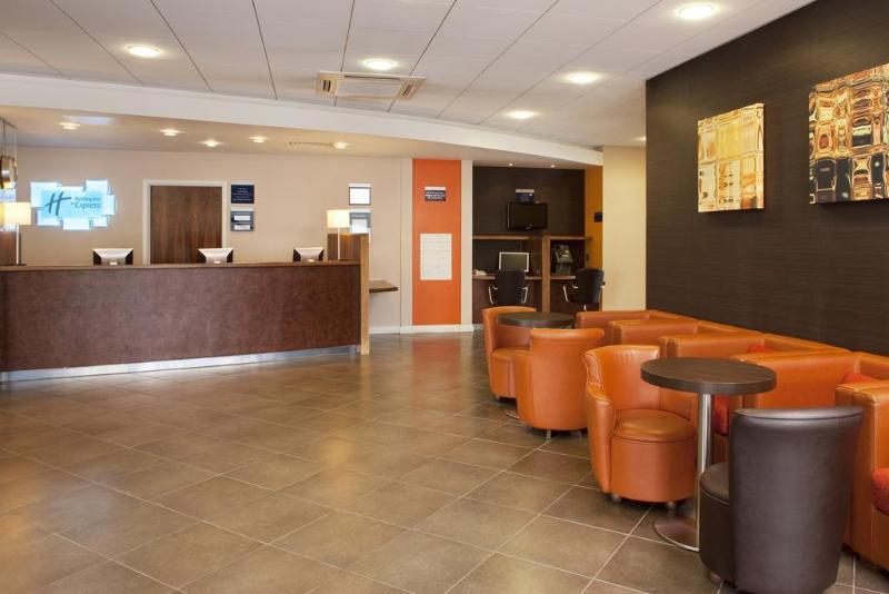 Holiday Inn Express Windsor By Ihg Екстериор снимка