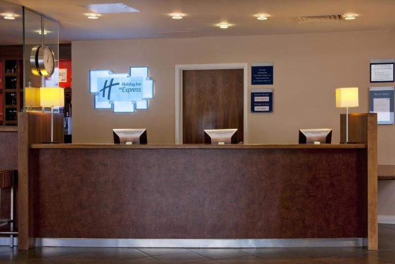 Holiday Inn Express Windsor By Ihg Екстериор снимка