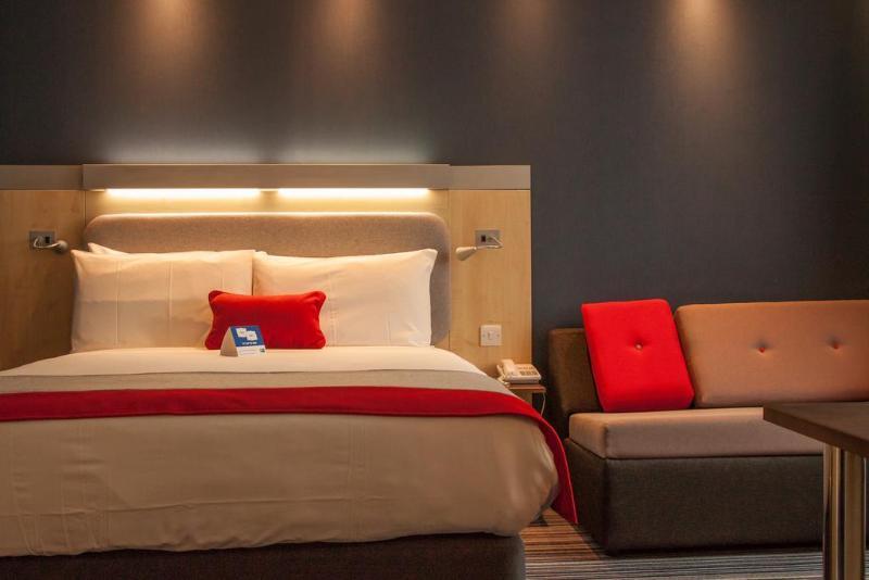 Holiday Inn Express Windsor By Ihg Екстериор снимка