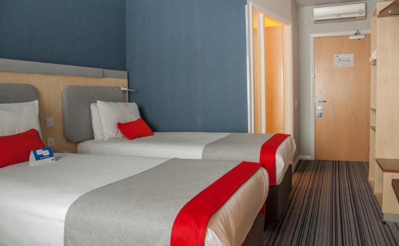 Holiday Inn Express Windsor By Ihg Екстериор снимка