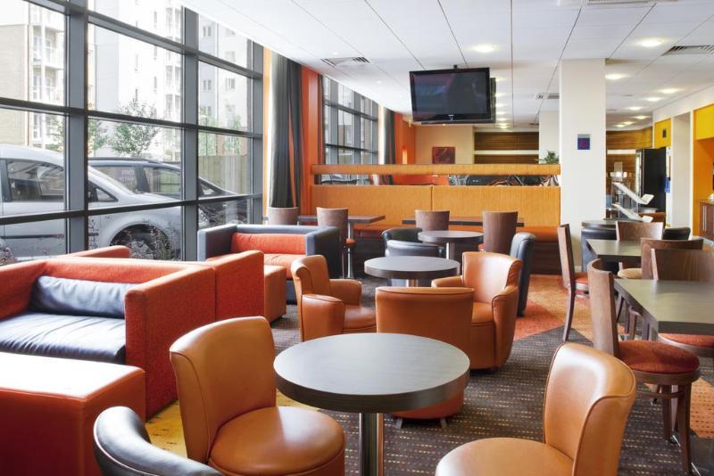 Holiday Inn Express Windsor By Ihg Екстериор снимка