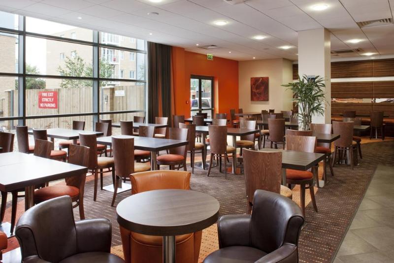 Holiday Inn Express Windsor By Ihg Екстериор снимка