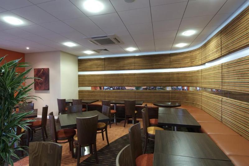 Holiday Inn Express Windsor By Ihg Екстериор снимка