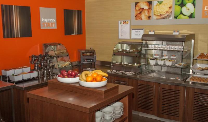 Holiday Inn Express Windsor By Ihg Екстериор снимка