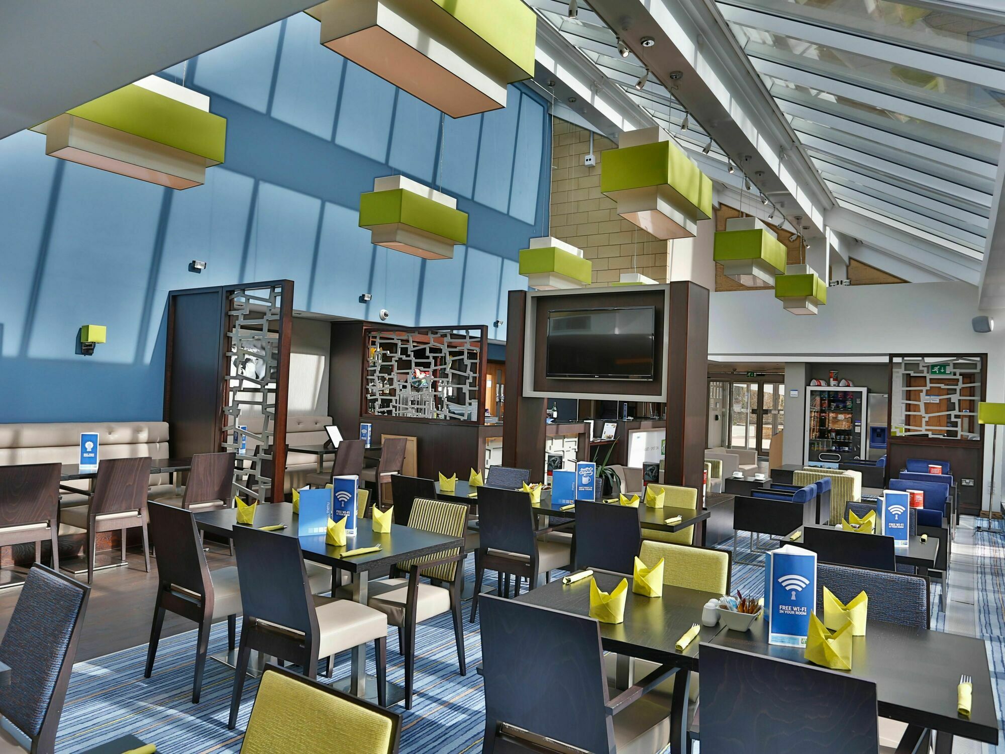 Holiday Inn Express Windsor By Ihg Екстериор снимка