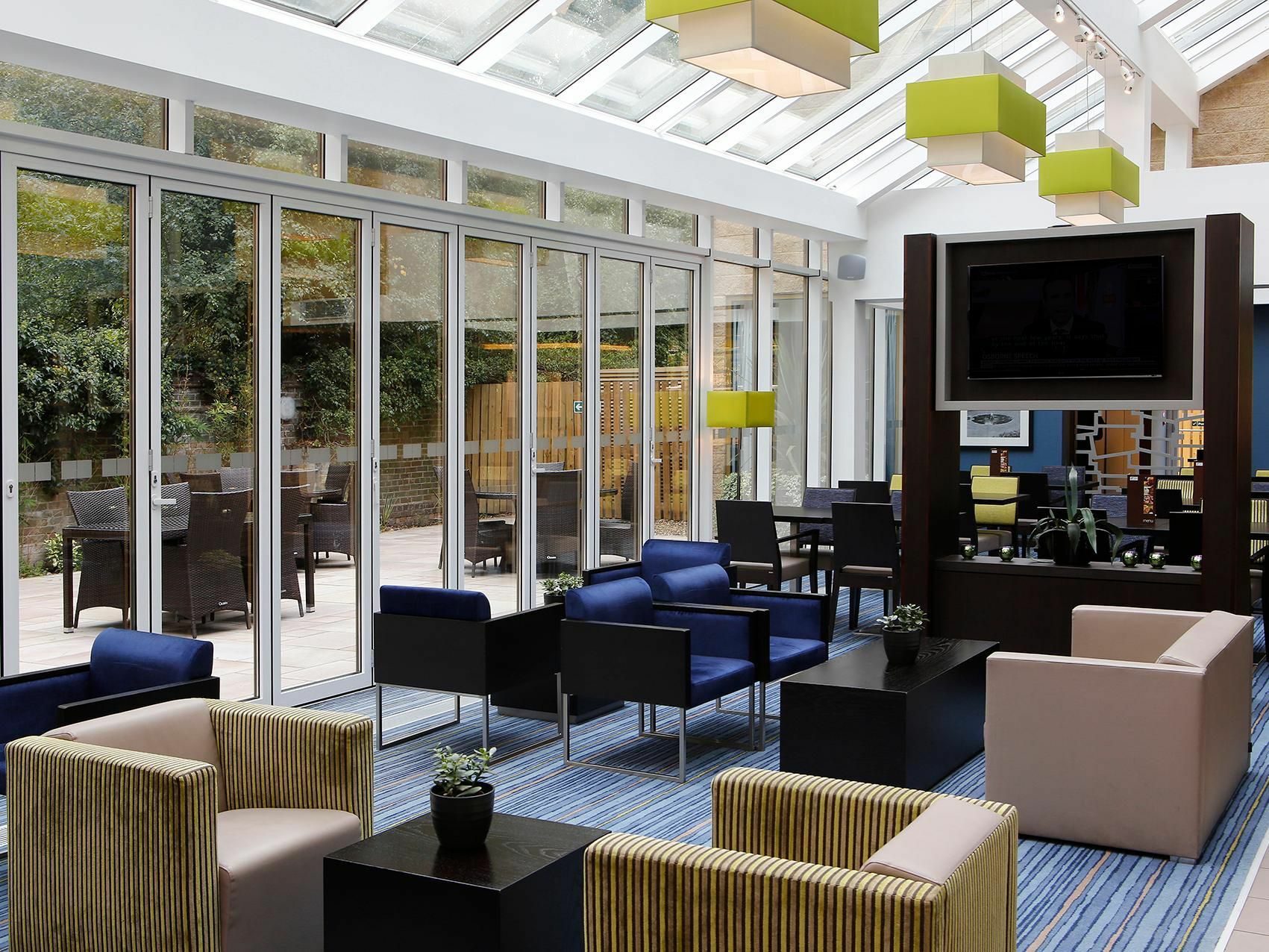 Holiday Inn Express Windsor By Ihg Екстериор снимка