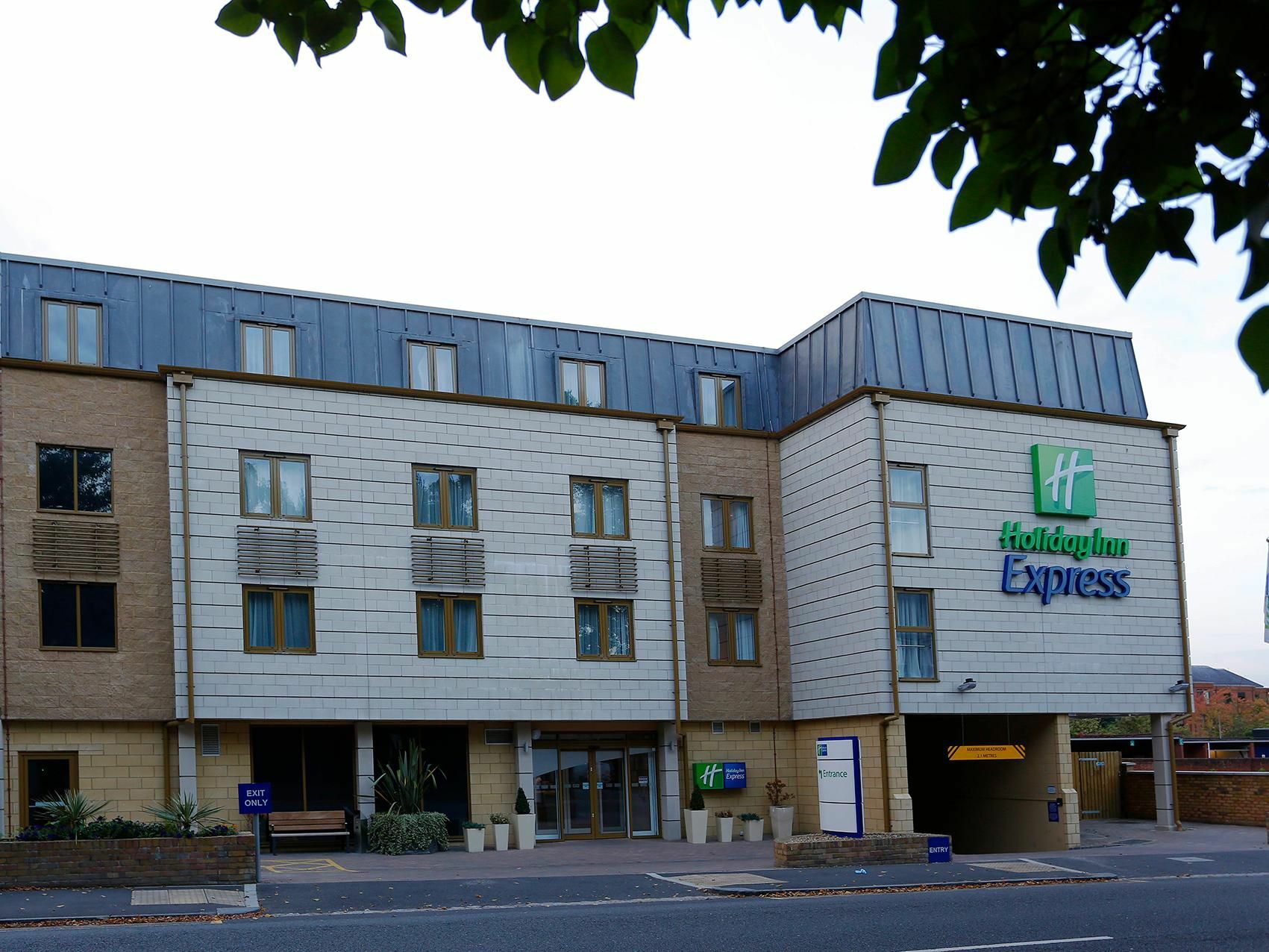 Holiday Inn Express Windsor By Ihg Екстериор снимка