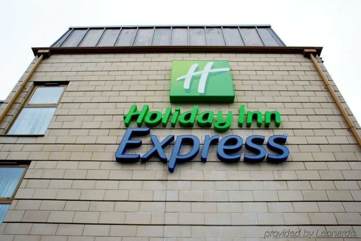 Holiday Inn Express Windsor By Ihg Екстериор снимка