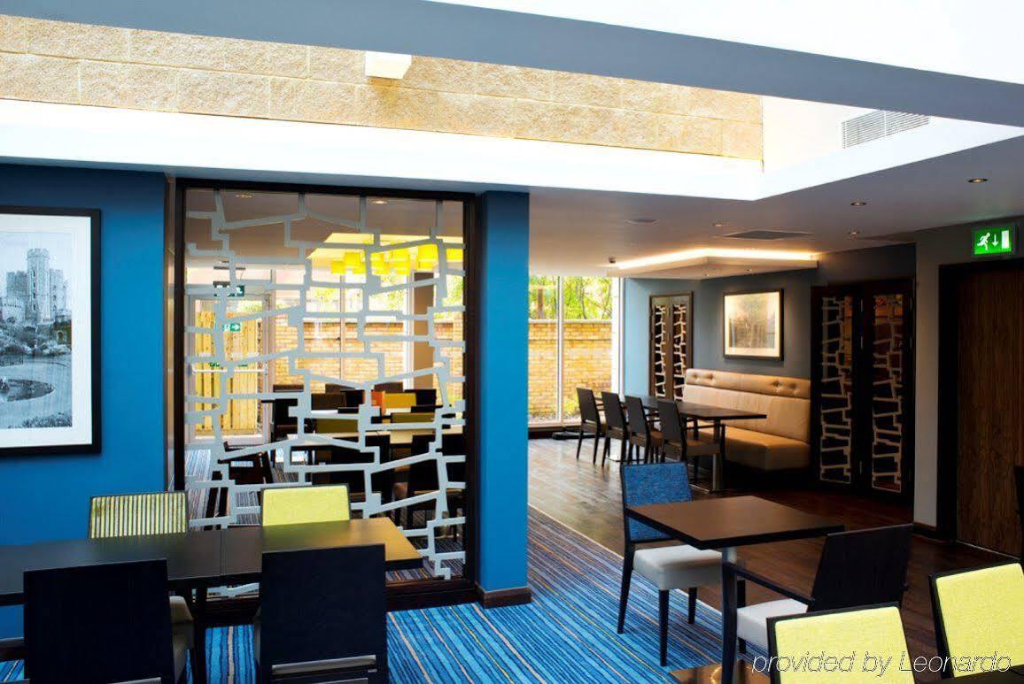 Holiday Inn Express Windsor By Ihg Екстериор снимка