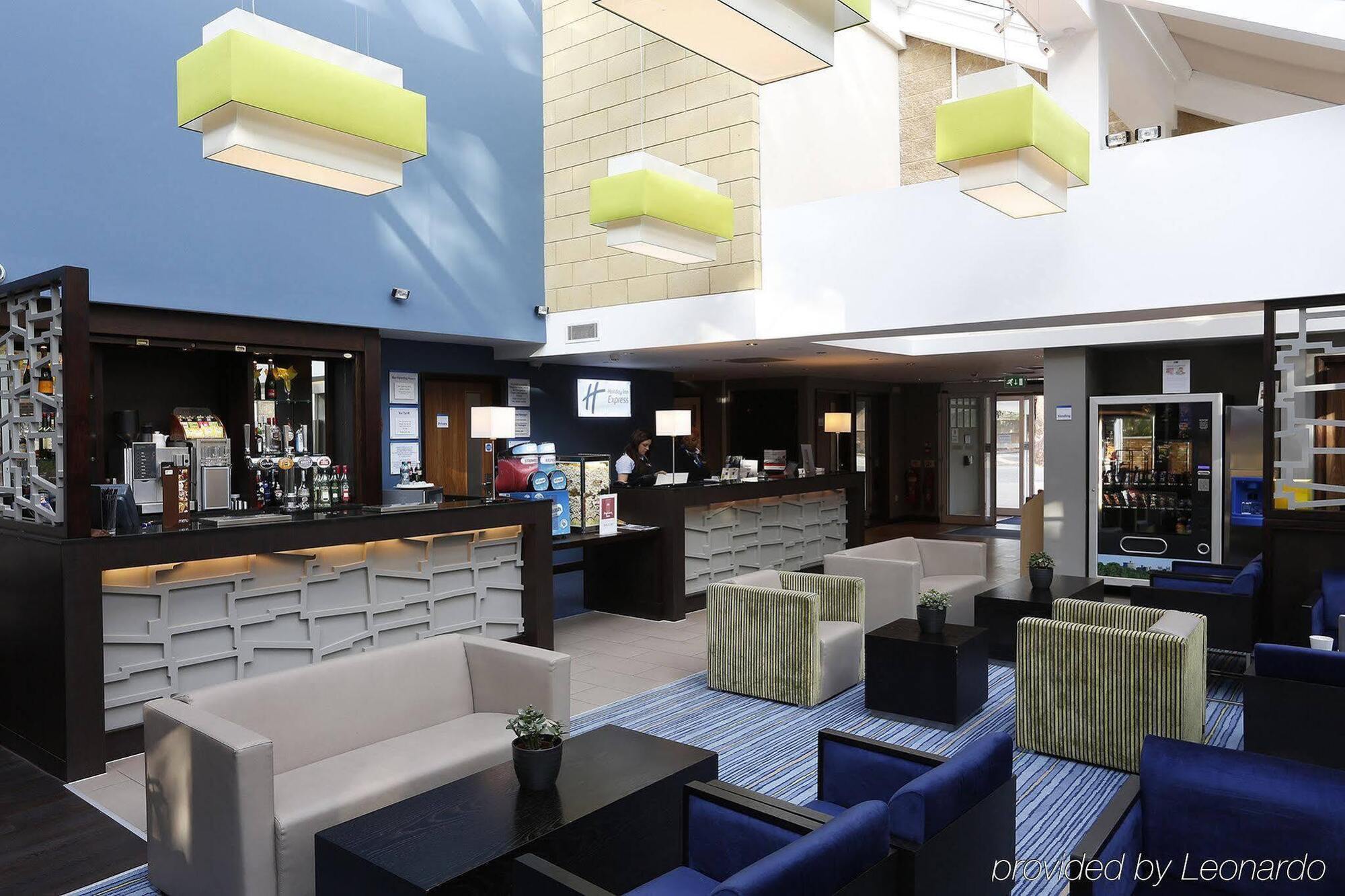 Holiday Inn Express Windsor By Ihg Екстериор снимка
